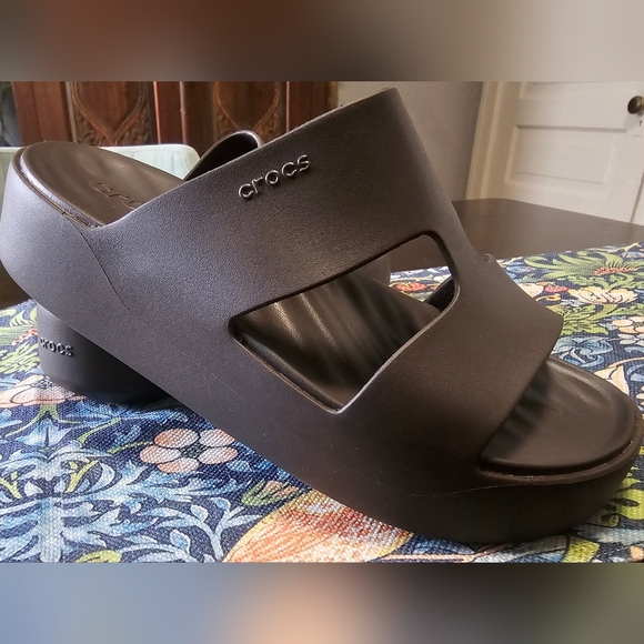 New & Never Worn: CROCS GETAWAY Platform H-Strap Sandal Size 9 Brown - Picture 2 of 6